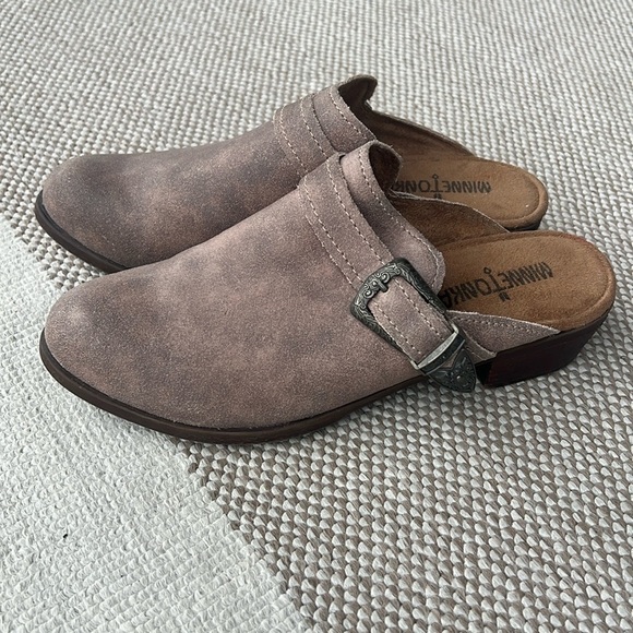 Minnetonka Women's Billie Leather Slip-On Mules Marbled Brown Western Buckle 7 - Picture 1 of 10
